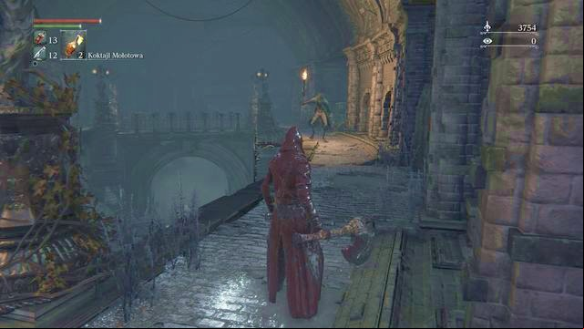 On both balconies you will find some isolated enemies. - Central Yharnam - Sewers | Walkthrough - Walkthrough - Bloodborne Game Guide & Walkthrough