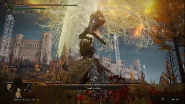 When the opponent jumps high up, holding the dagger with both hands, it means he is about to perform a death from above - Elden Ring: How to beat Black Knife Assassin in Altus Plateau? - Altus Plateau - Elden Ring Guide