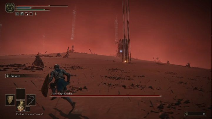 When you shorten the distance to the opponent, he will release a rain of arrows at you - Elden Ring: How to beat Starscourge Radahn? - Caelid - Elden Ring Guide