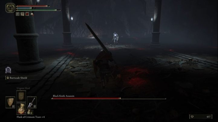 Black knife assassin attacks with a dagger - Elden Ring: How to beat Black Knife Assassin? - Limgrave - Elden Ring Guide