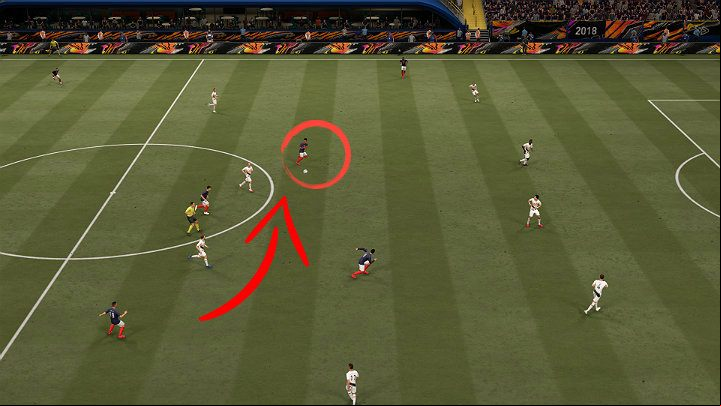 Analysing the situation from the picture above, it can be concluded that if a side midfielder tries to a ball on the ground to the player running into the centre of the field, it would be taken over by one of the players of the opposite team - FIFA 21: es - Basics - FIFA 21 Guide