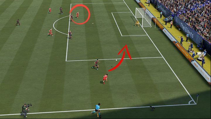 Before the ball is crossed into the opponent's penalty area, make sure that one of your players has freed himself from the care of the defenders and runs into the penalty area to be able to finish the action with a shot at goal - FIFA 21: Centers - Basics - FIFA 21 Guide