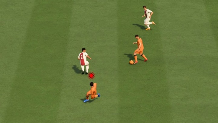 After activating the Player Lock, you can use the right stick to select the player who should receive the ball - FIFA 22: Player Lock - how to do it? - FAQ - FIFA 22 Guide