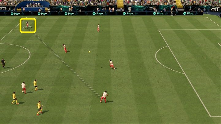 Performing a lob is a classic play intended to shift the weight of the game onto the other side of the field - FIFA 22: es - Basics - FIFA 22 Guide