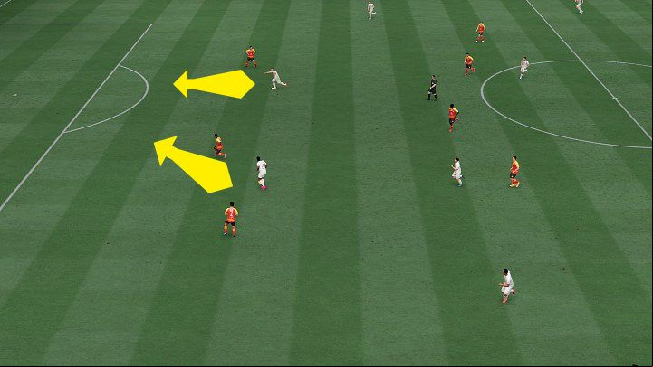 When making this kind of play you need to be careful not to kick the ball too hard, as the player you're addressing the to may be unable to reach it in time - FIFA 22: es - Basics - FIFA 22 Guide