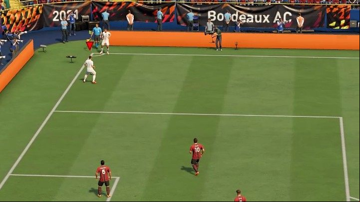 The short corner kick in FIFA 22 involves a quick ground to the nearest player and then continuing the action by getting the ball into the penalty area - FIFA 22: Set pieces - Basics - FIFA 22 Guide