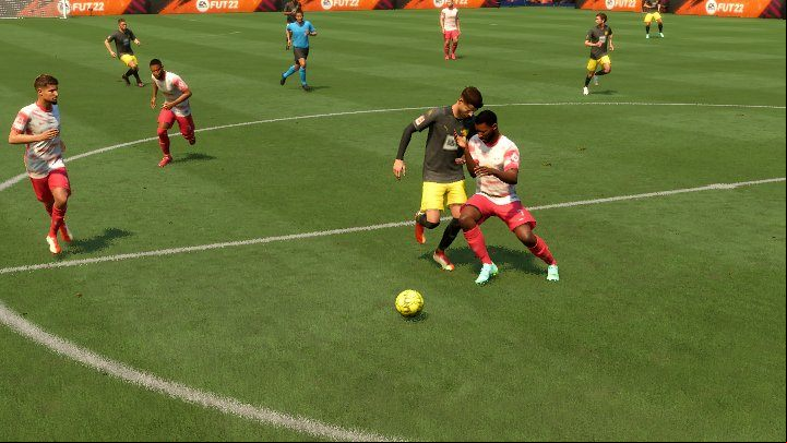 Once you catch up to an opposing player, it will often lead to a situation where the two players will fight shoulder to shoulder for the ball - FIFA 22: Defense - advanced techniques - Basics - FIFA 22 Guide