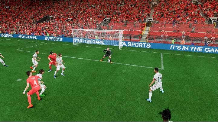 The goalkeeper doesn't have to be controlled by AI at all times - FIFA 23: Playing Goalkeeper - resuming game, moving the goalkeeper - Basics - FIFA 23 Guide