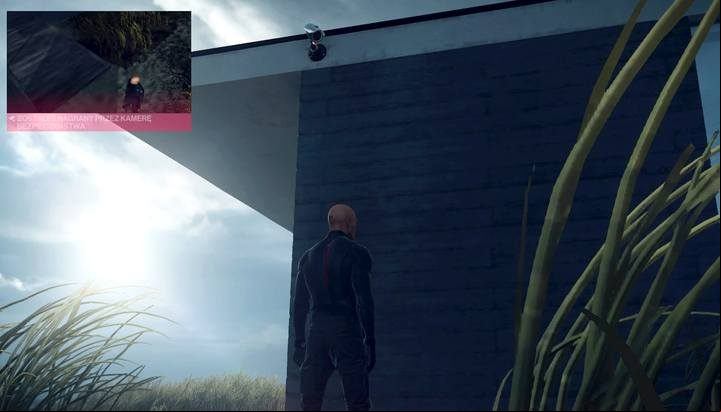 When the camera sees you, its image appears in the upper left corner of the screen. - Hitman 2: Cameras - how to avoid? - FAQ - Hitman 2 Guide