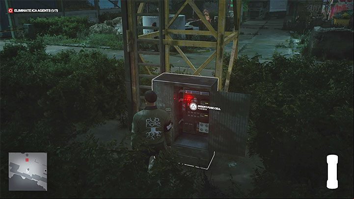 Bring the fuse cell to the crane and place it in its base - Hitman 3: Assassination of Agent Thames (The Professional) - Berlin, walkthrough - Apex Predator - Berlin - Hitman 3 Guide