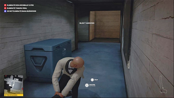 After the guard appears, attack him from behind, stun him and hide his body in the blue container - Hitman 3: Surveillance cameras - where to sabotage it? - The Farewell - Mendoza - Hitman 3 Guide