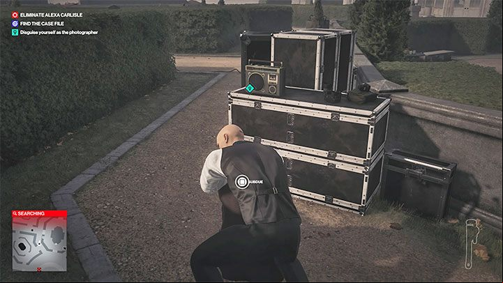 Start by getting rid of the staff member standing behind the photographer's back - this way you won't alarm anyone with your next actions - Hitman 3: A Day to - Dartmoor, Mission Stories, walkthrough - Death in the Family - Dartmoor - Hitman 3 Guide