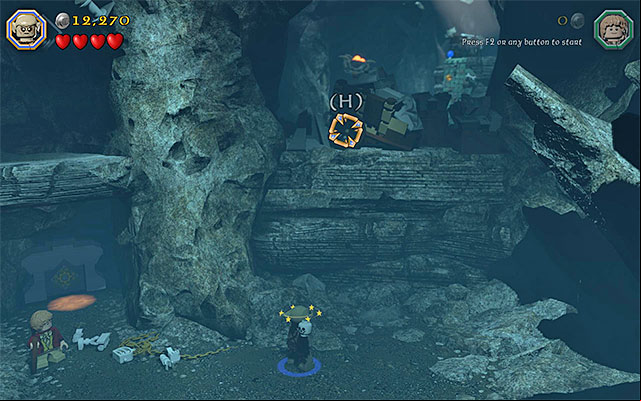 You need to throw the skull at the barricade - Stage 7 (Goblin-town): Cooperation with a goblin | Walkthrough | LEGO The Hobbit - Walkthrough - LEGO The Hobbit Game Guide & Walkthrough