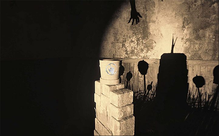 Go to the pot and press the interaction key - Pot and the shadows puzzles | Layers of Fear 2 Riddle Solutions - Act 3 - Bloody Roots - Layers of Fear 2 Guide