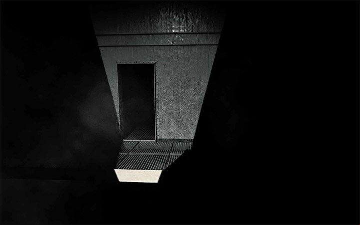 Continue your journey through the balconies - The area with machines and a clock | Layers of Fear 2 walkthrough - Act 2 - The Hunt - Layers of Fear 2 Guide