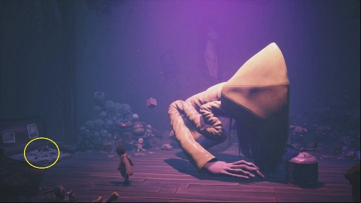 Remove the hammer from the case and approach the music box - Little Nightmares 2: Six - Chapter 5 walkthrough - Chapter 5 - The Signal Tower - Little Nightmares 2 Guide