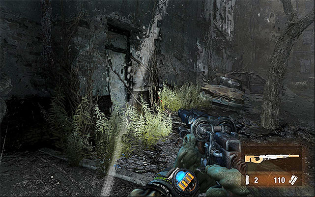 On the left side of the yard, there is another, optional, entrance to a building, which can be explored - Explore the Dead City and find a way into Red Square | Chapter 26: The Dead City - Chapter 26: The Dead City - Metro: Last Light Game Guide
