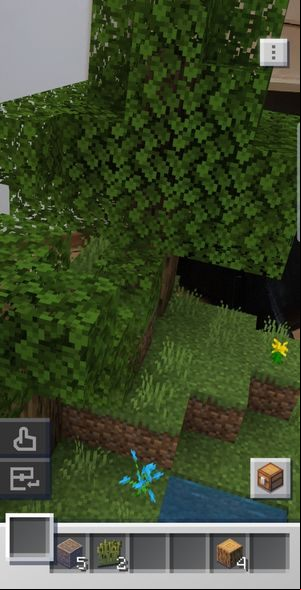 Incorrectly chosen perspective and long distance can make the construction process very difficult. - How should I start the game in Minecraft Earth? - FAQ - Minecraft Earth Guide