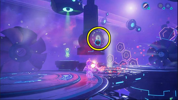 With the lift sphere, head to the opposite end of the area and throw it into the slot of the working machine from the picture to make it stay in the top position and stop crushing the path - Ratchet & Clank Rift Apart: Clank, Blizar Prime - puzzle guide, list - The riddles of Clank and Kit - Ratchet & Clank Rift Apart Guide
