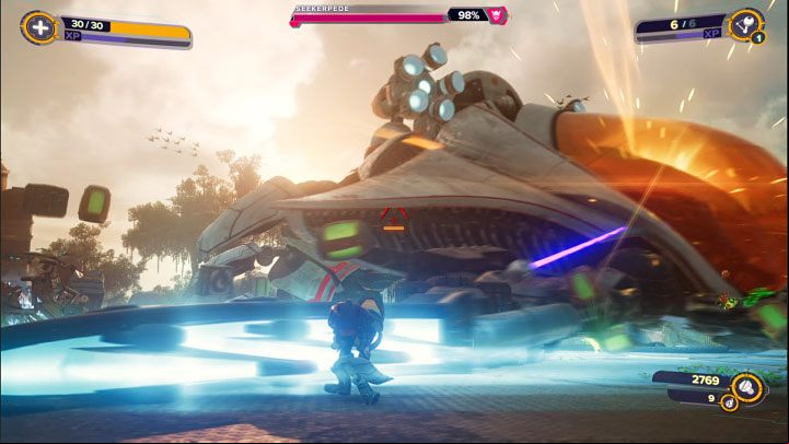 Seekerpede often performs powerful sweeps with its upper limbs - Ratchet & Clank Rift Apart: Seekerpede, Sargasso - how to beat the boss? - Bosses - Ratchet & Clank Rift Apart Guide