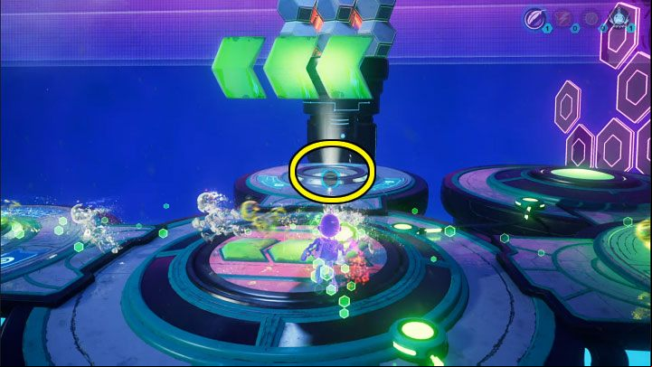 Turn towards the slot shown in the picture and throw the lift sphere at it - Ratchet & Clank Rift Apart: Reaching the anomalies in the catacombs - walkthrough - Savali - return - Ratchet & Clank Rift Apart Guide