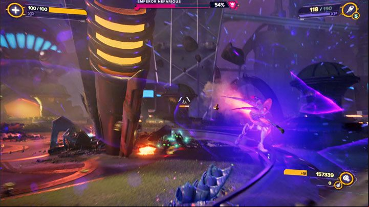 Emperor Nefarious, just like the Doctor, performs dangerous melee attacks after quickly approaching the hero - Ratchet & Clank Rift Apart: Begin the finale and defeat the final boss - walkthrough - Final confrontation - Ratchet & Clank Rift Apart Guide