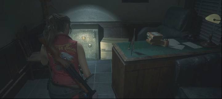 One of hip pouches is located in a safe in the East Office, 1F - Where are the inventory upgrades in Resident Evil 2? - FAQ - Resident Evil 2 Guide