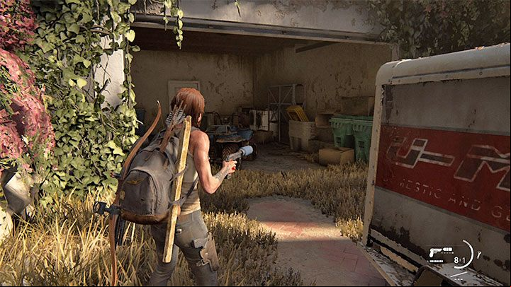 The entrance to the mansion is locked, but you can explore its garage on the left - The Last of Us 2: Pushing Inland - collectibles, artefacts, coins - Santa Barbara - The Last of Us 2 Guide