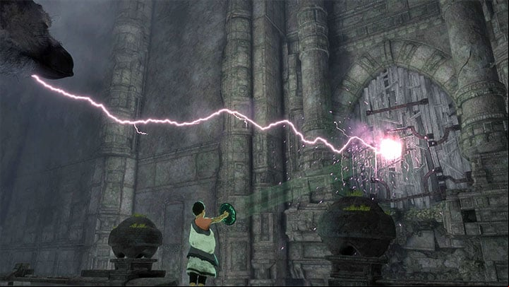 Aim the mirror at the planks - Cross the first ruins using the mirror | Walkthrough - Walkthrough - The Last Guardian Game Guide